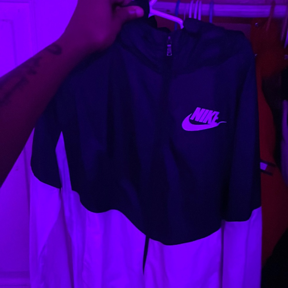 nike wind breaker ( worn once) youth large